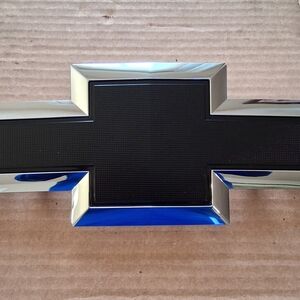 2015-2020 Chevy Colorado Genuine OEM Front Grille Bowtie Emblem